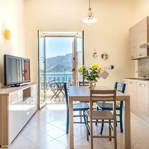 Casetta Vista Mare In Piazza A Mondello Appartamento